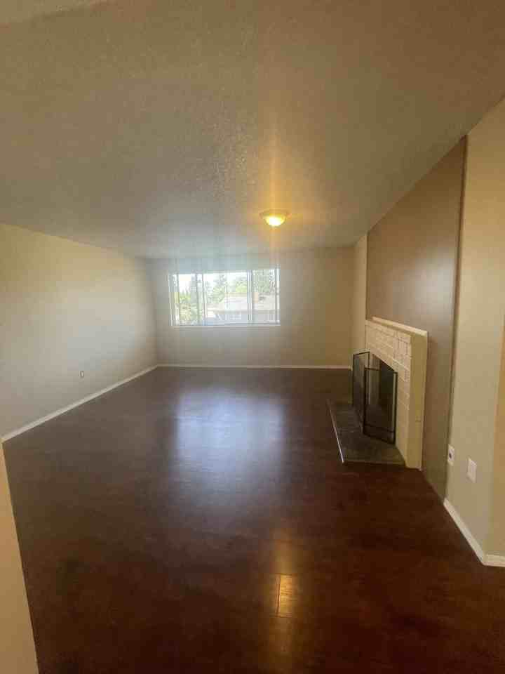 2815 E 19th St #Q - Photo 5 of 12