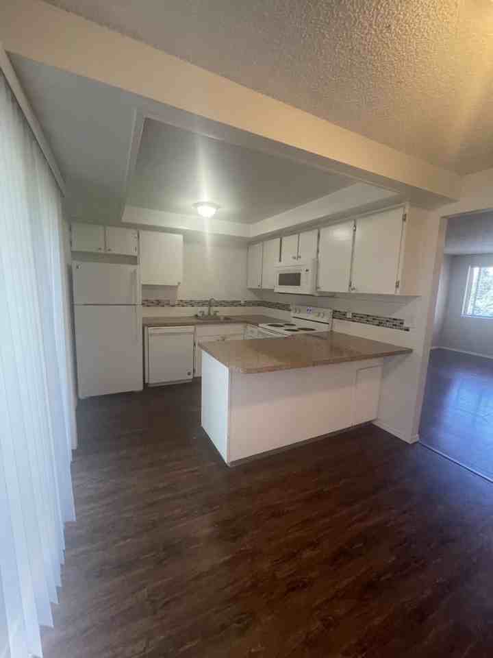 2815 E 19th St #Q - Photo 6 of 12