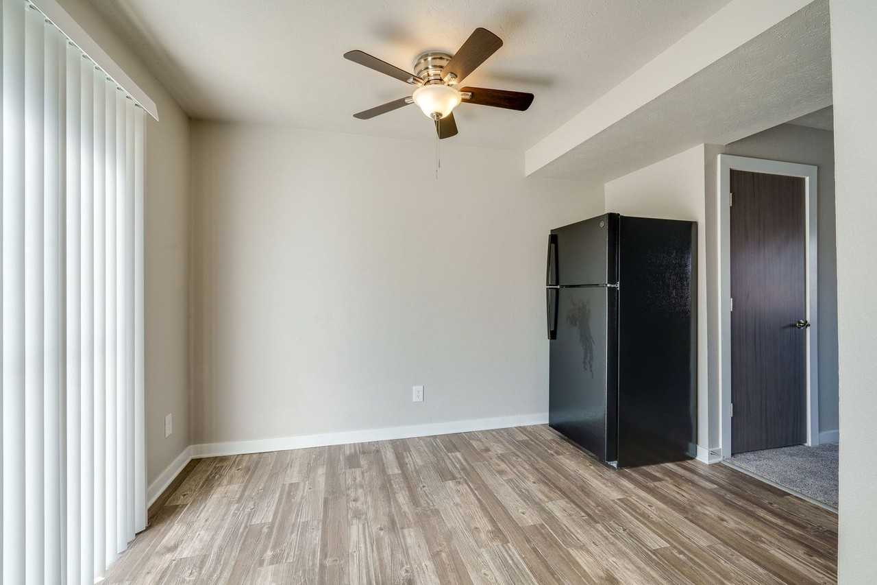 The Legends - 933 - Photo 2 of 48