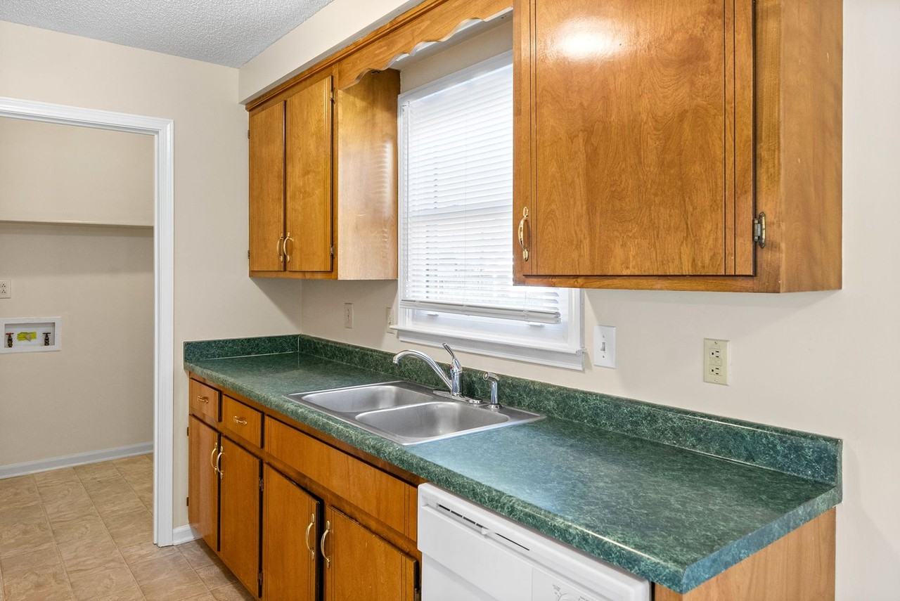 910 Dolphin Ln - Photo 7 of 22