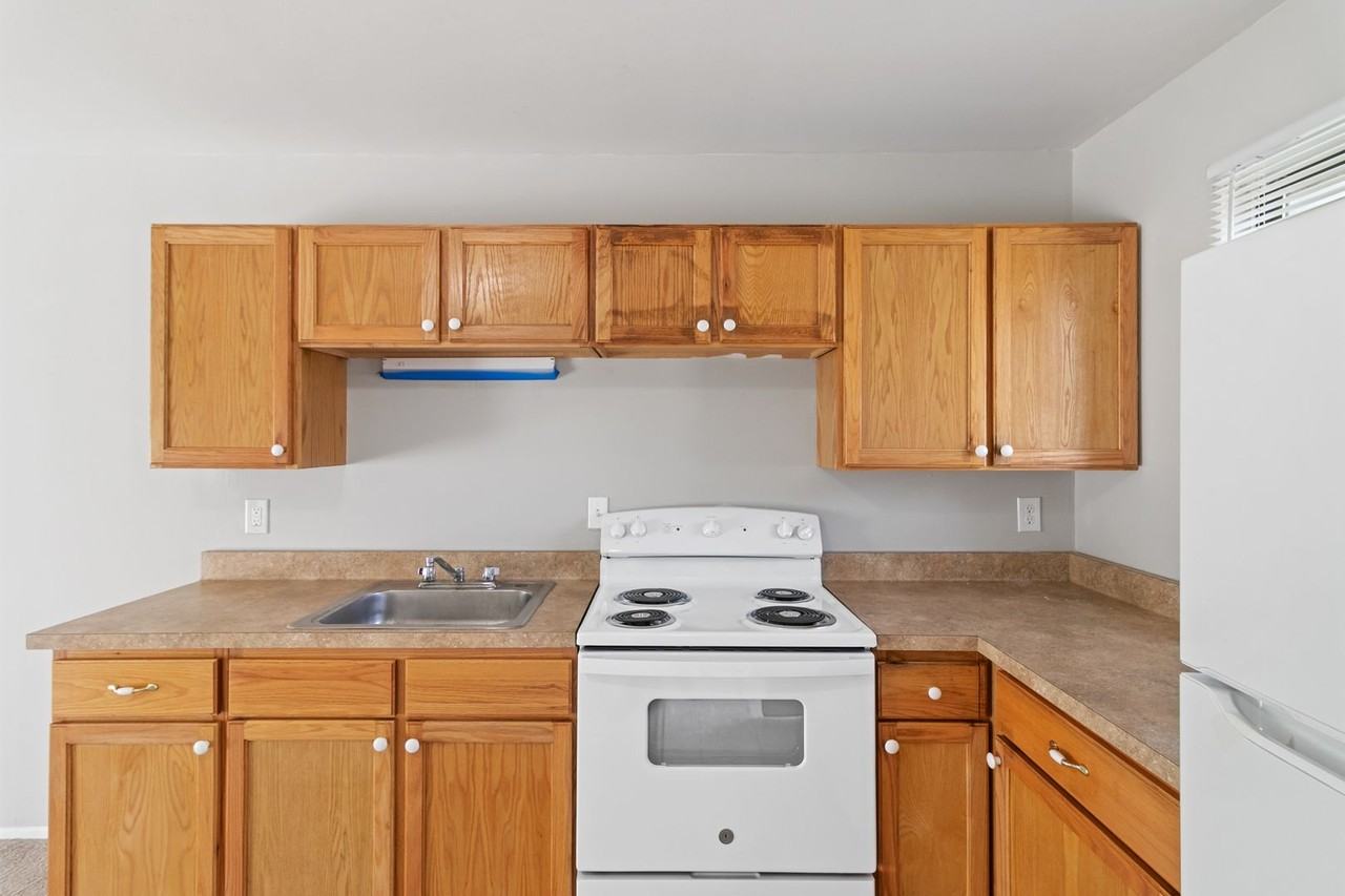 Airport Apartments (DCP Venture 3 LLC) - Photo 2 of 13