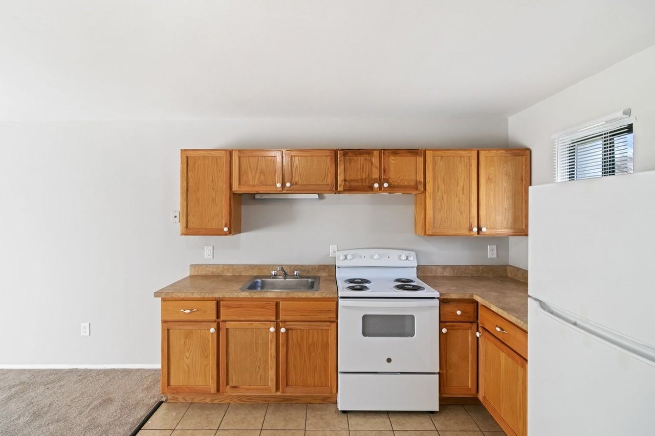 Airport Apartments (DCP Venture 3 LLC) - Photo 4 of 13