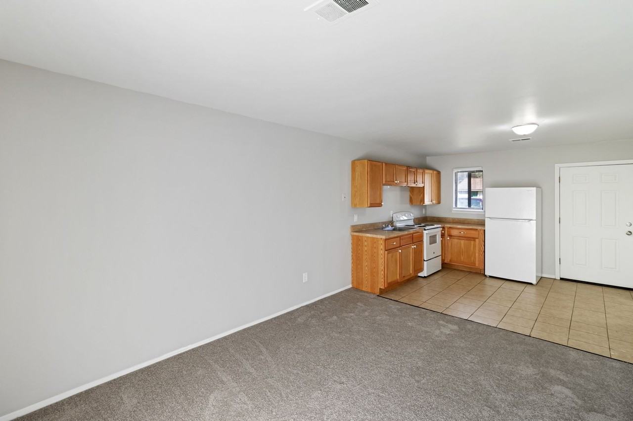 Airport Apartments (DCP Venture 3 LLC) - Photo 6 of 13