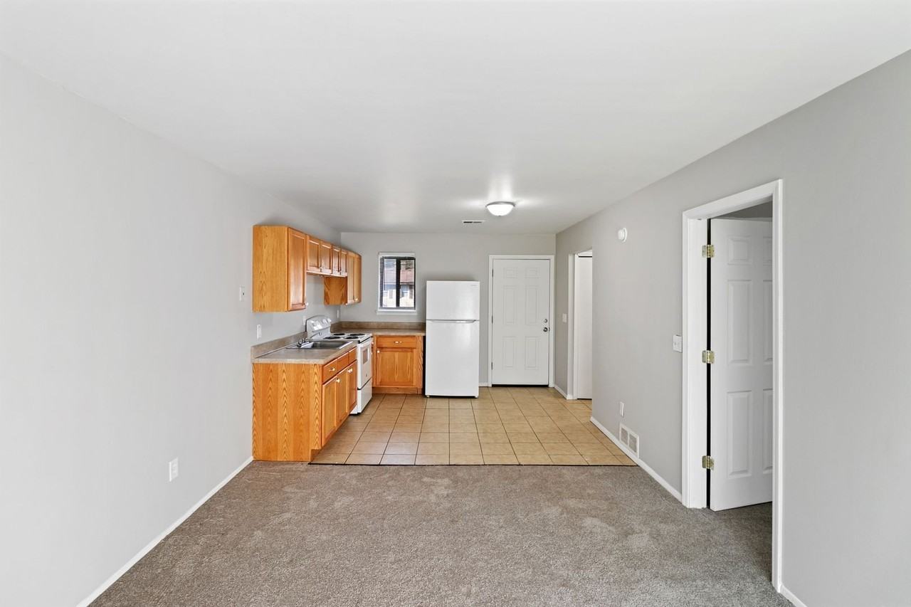 Airport Apartments (DCP Venture 3 LLC) - Photo 7 of 13
