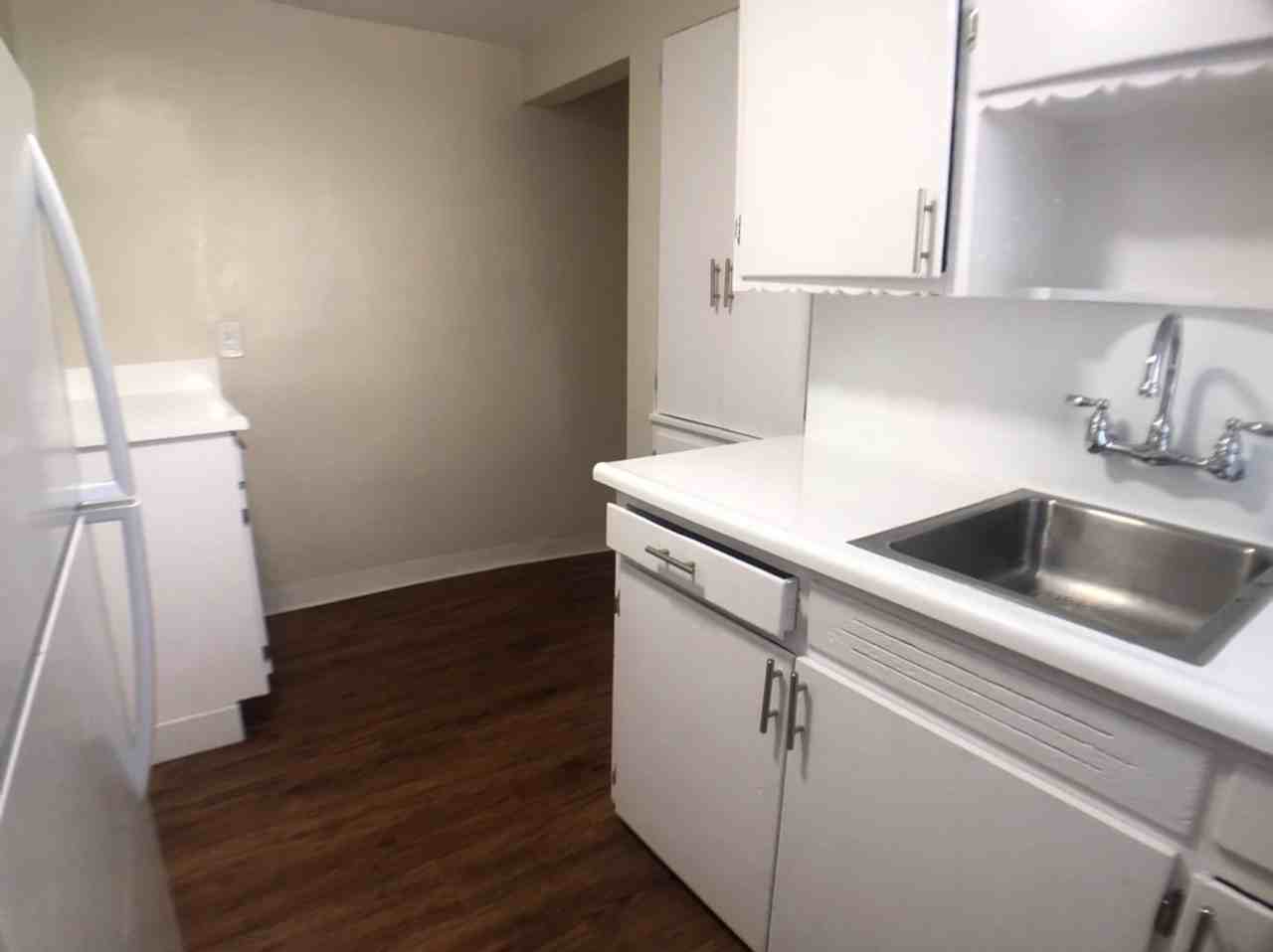 611 Levering Ave - Photo 6 of 23