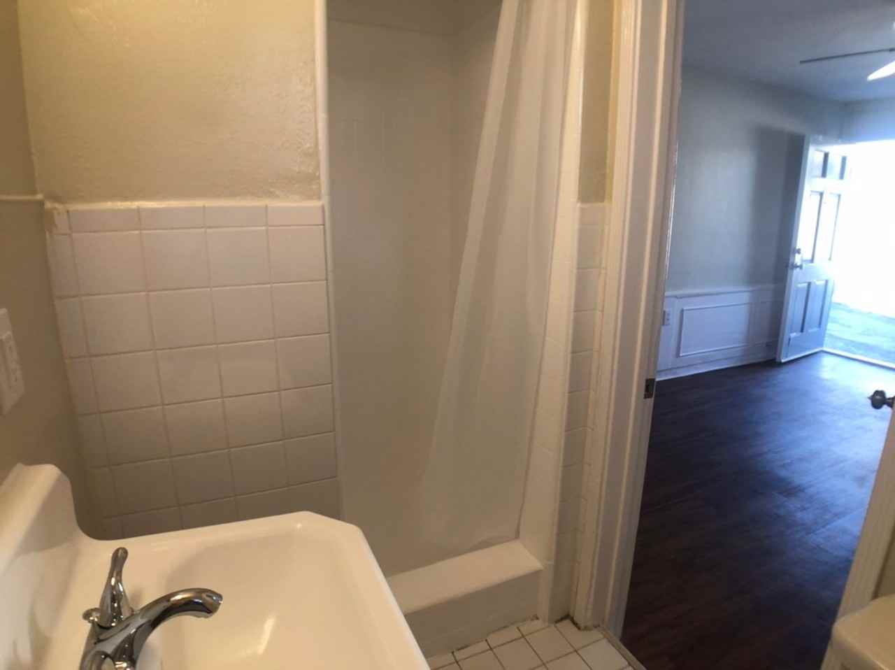 611 Levering Ave - Photo 7 of 23