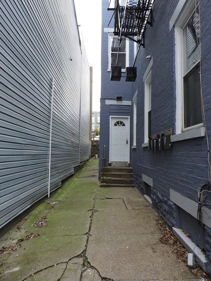 2337 W Clifton Apartments - Photo 3 of 41