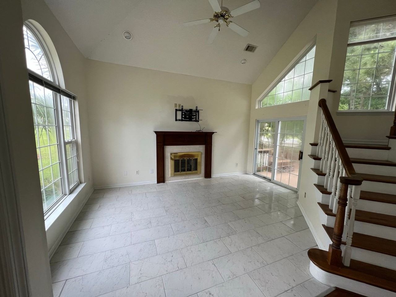 1635 Pondside Dr - Photo 2 of 43