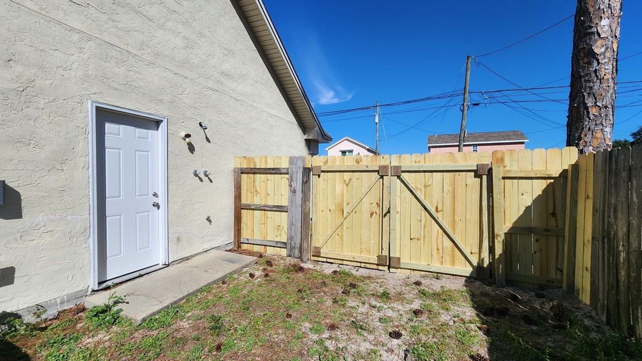2318 Beech St - Photo 3 of 35