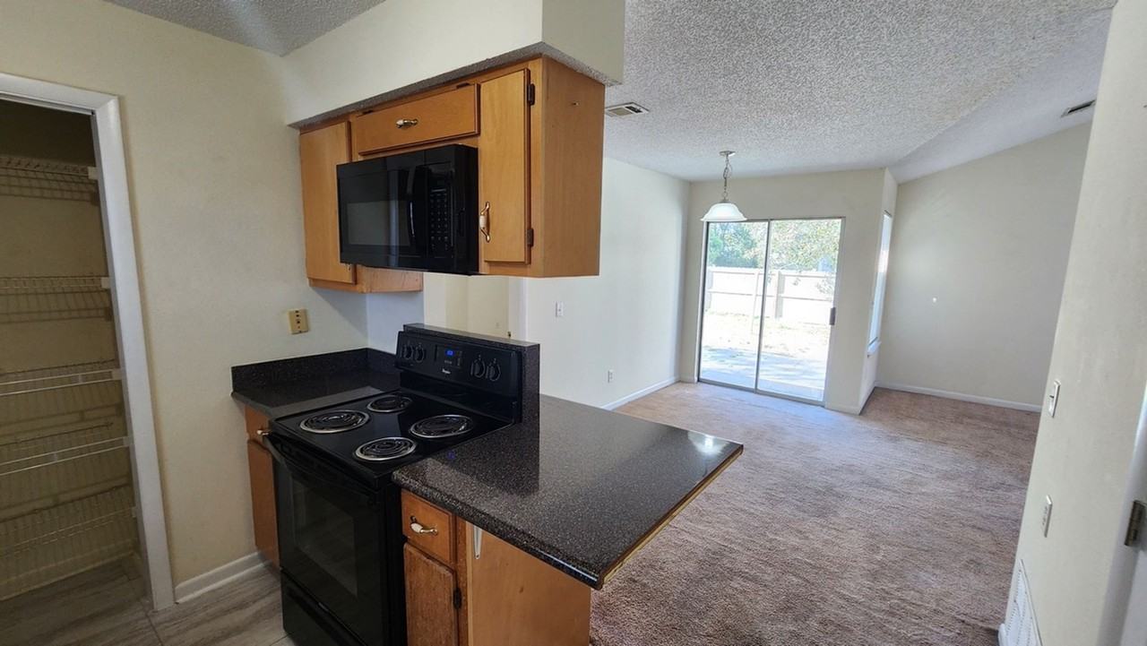 2318 Beech St - Photo 6 of 35