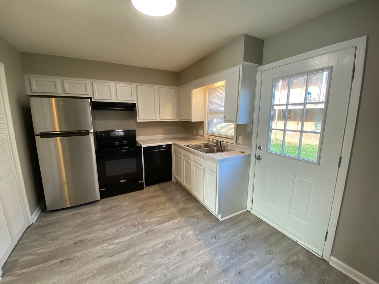 908 Villa - Photo 2 of 7