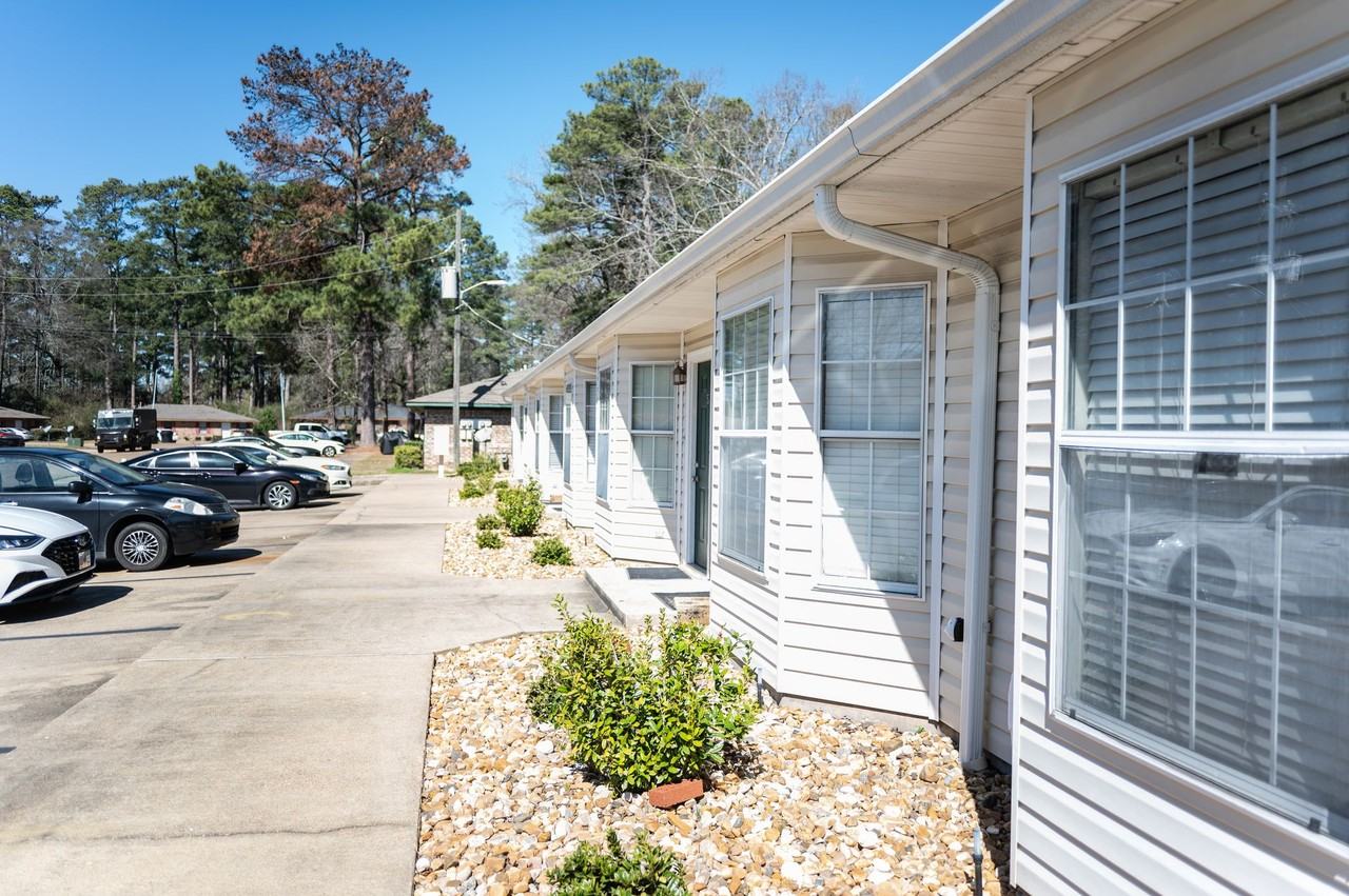 2br 2.5 bath with washer/dryer - Photo 3 of 19