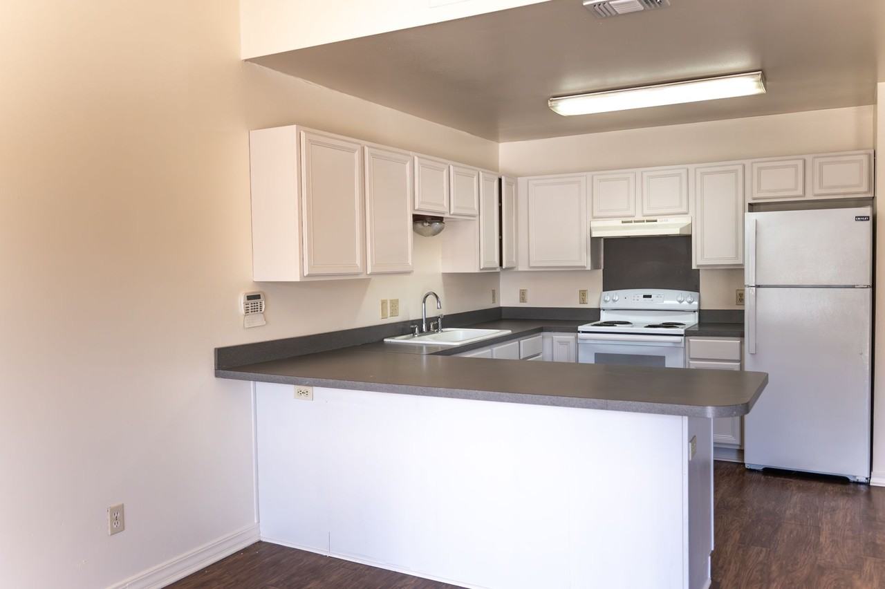 2br 2.5 bath with washer/dryer - Photo 5 of 19