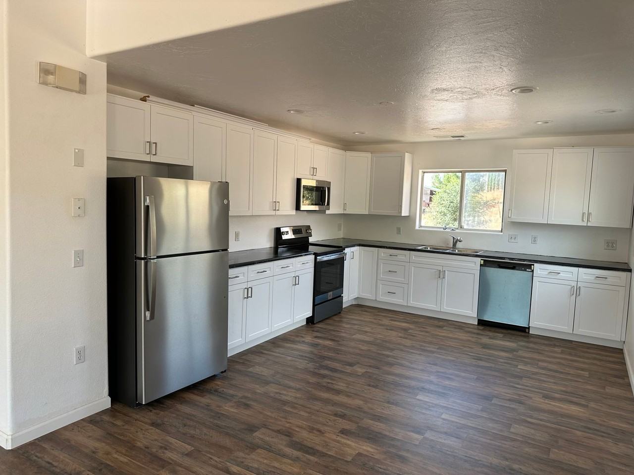 245 N Willow St - Photo 6 of 11