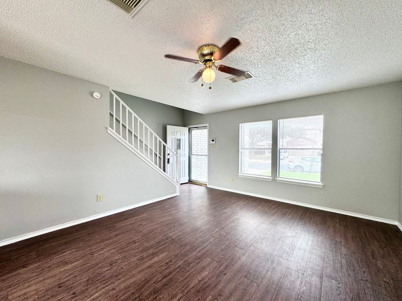 8732 Seneca Crk - Photo 2 of 20