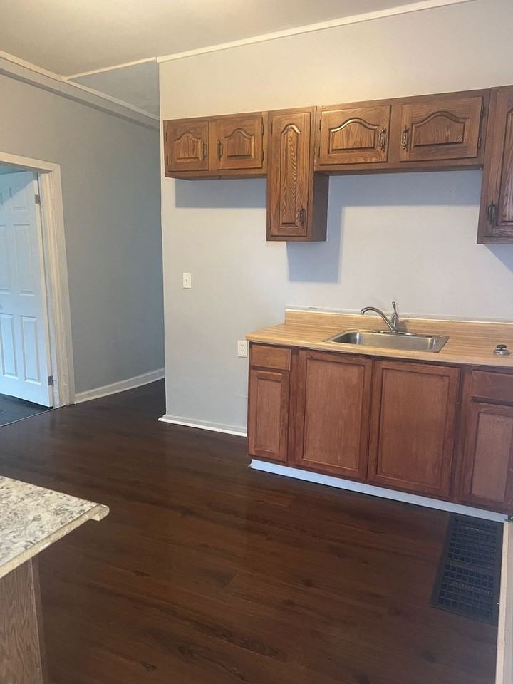 154 S 6th St Rear S
