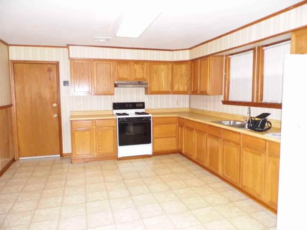 1059 Ave A - Photo 2 of 10