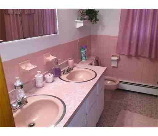 142 William St - Photo 2 of 6