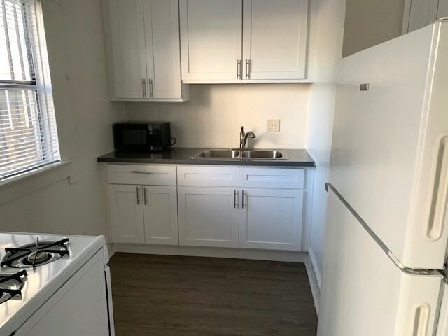 719 W 47th St #4 - Photo 2 of 7