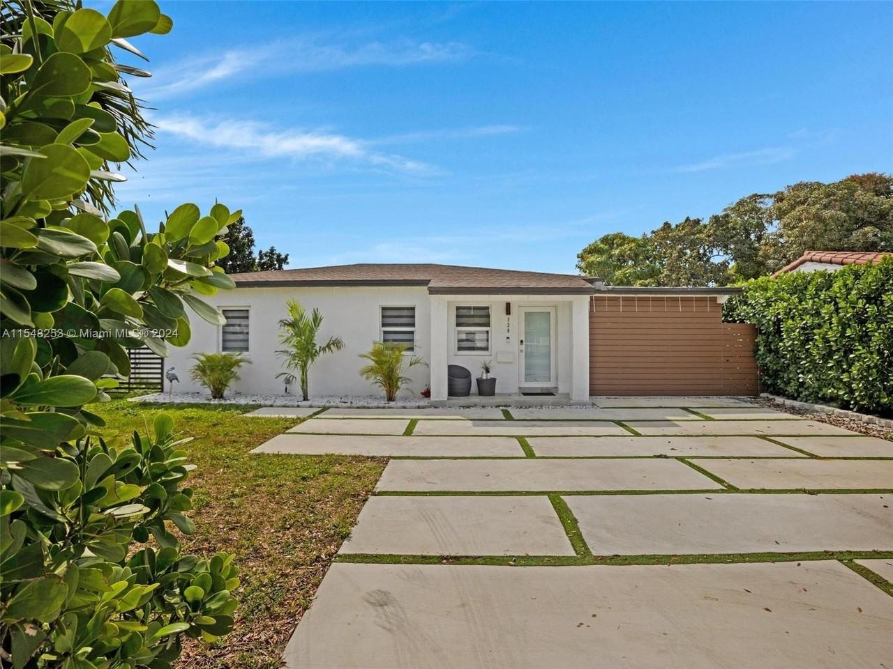 920 Ne 159th St - Photo 2 of 8