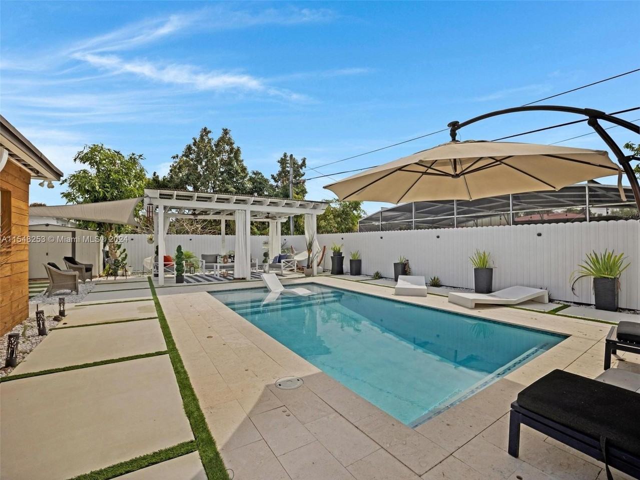 920 Ne 159th St - Photo 3 of 8