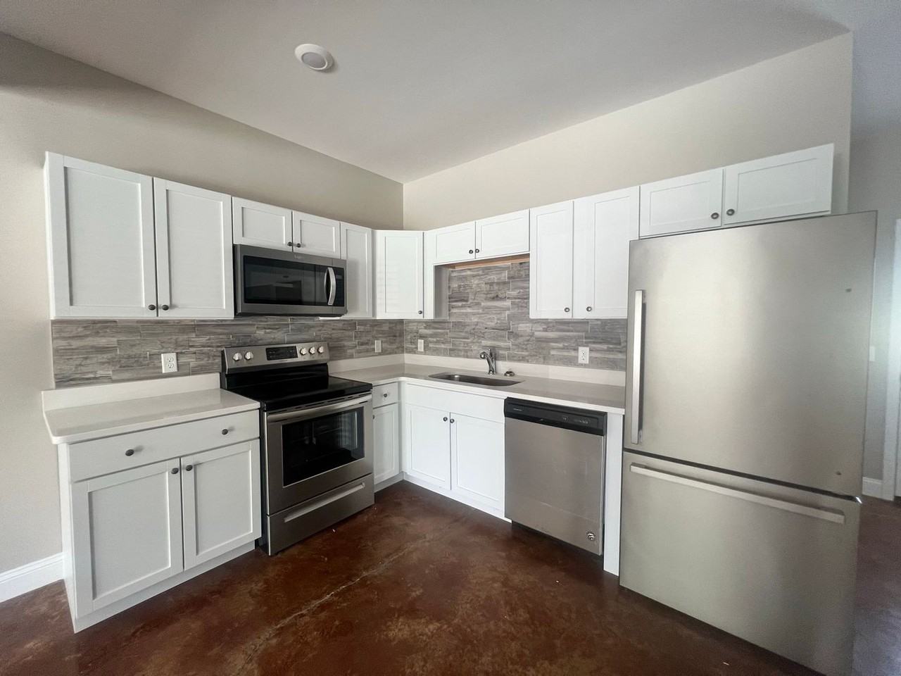 311 Broad St - Photo 2 of 8