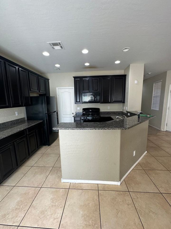 8323 Rygate Ave - Photo 3 of 18
