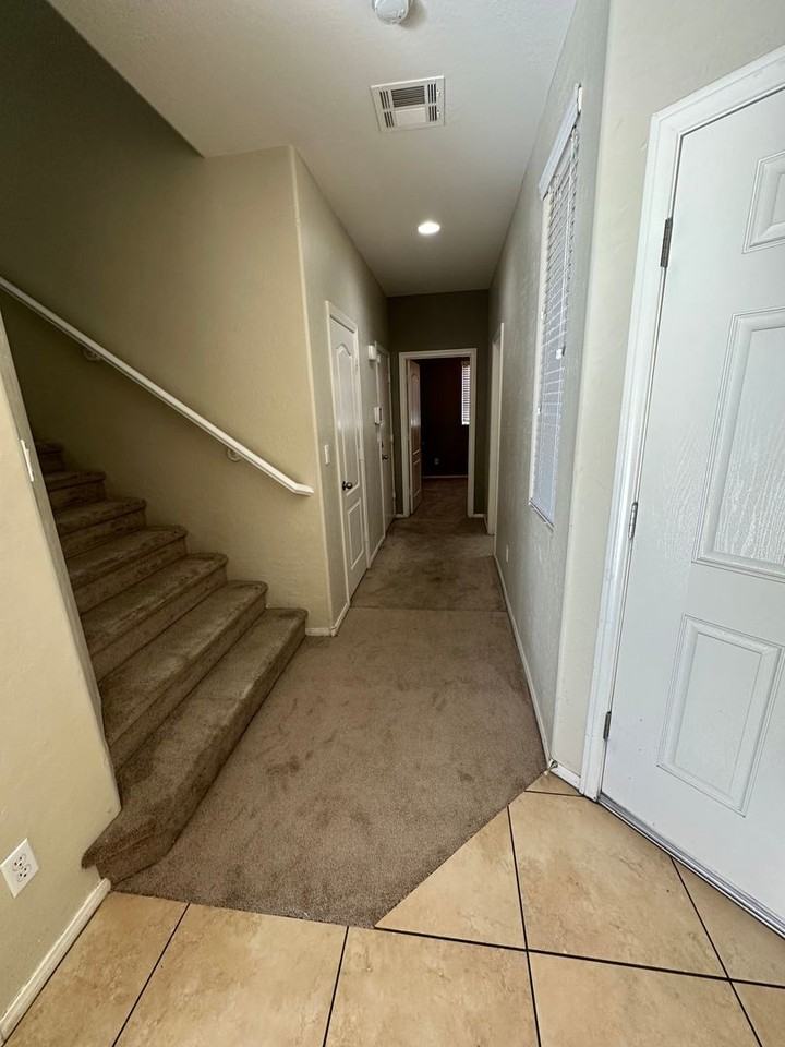 8323 Rygate Ave - Photo 4 of 18