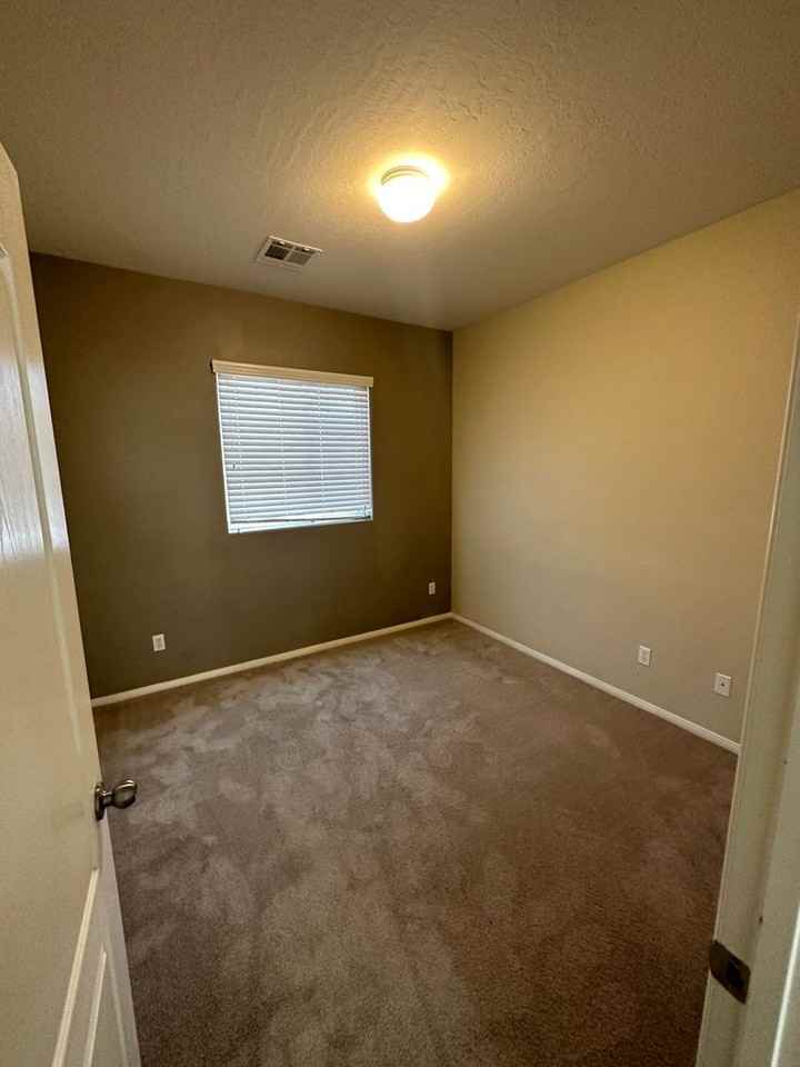 8323 Rygate Ave - Photo 5 of 18