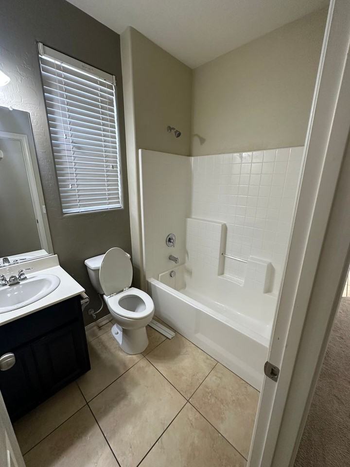 8323 Rygate Ave - Photo 6 of 18