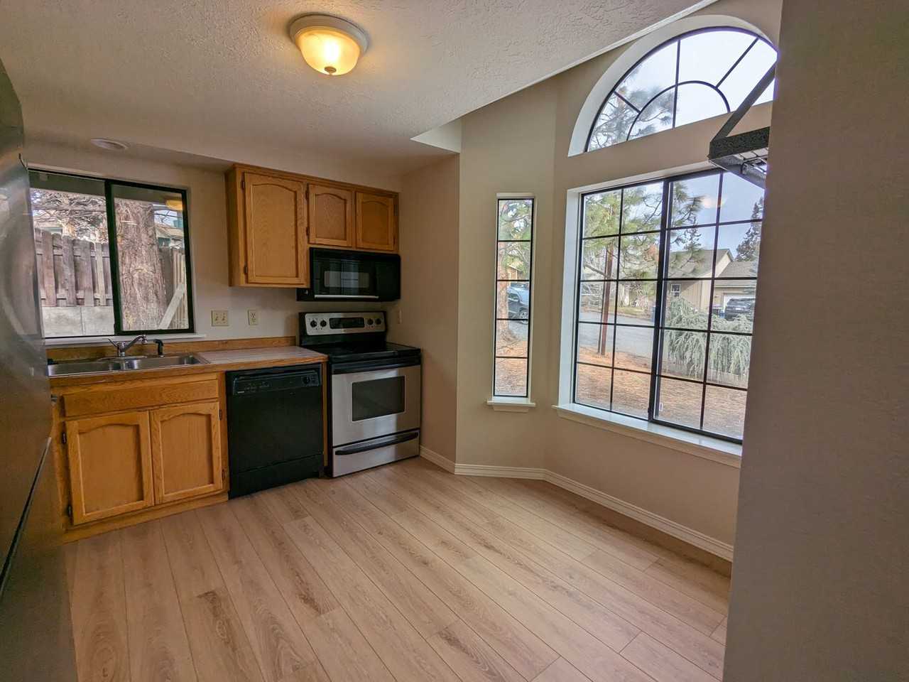 1147 Ne Viking Ct - Photo 3 of 29