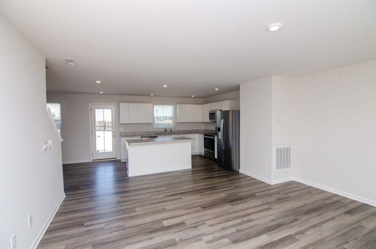 2036 Westchester Dr - Photo 3 of 32