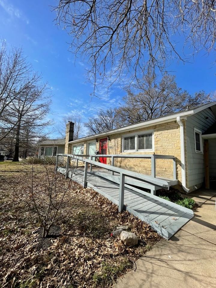 1501 Sherwood Way - Photo 2 of 20