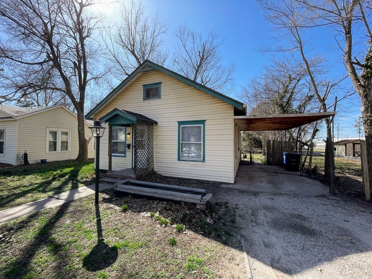 715 N Chestnut St - Photo 2 of 25