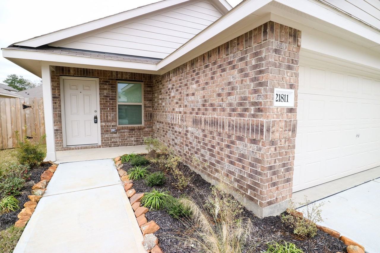 21811 Hickory Springs Ct - Photo 3 of 27