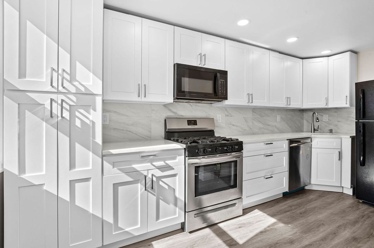 422 Westmont Dr - Photo 2 of 21