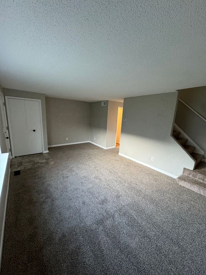 4867 Foxcroft Ct - Photo 3 of 27