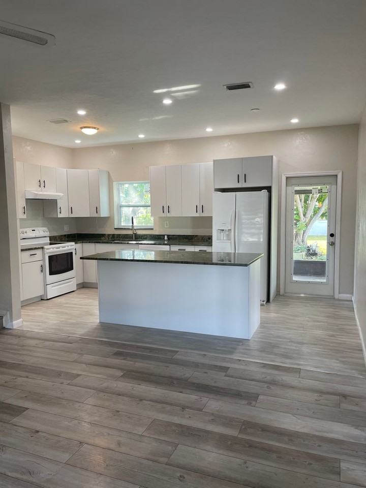 2171 Birchcrest Blvd - Photo 3 of 19