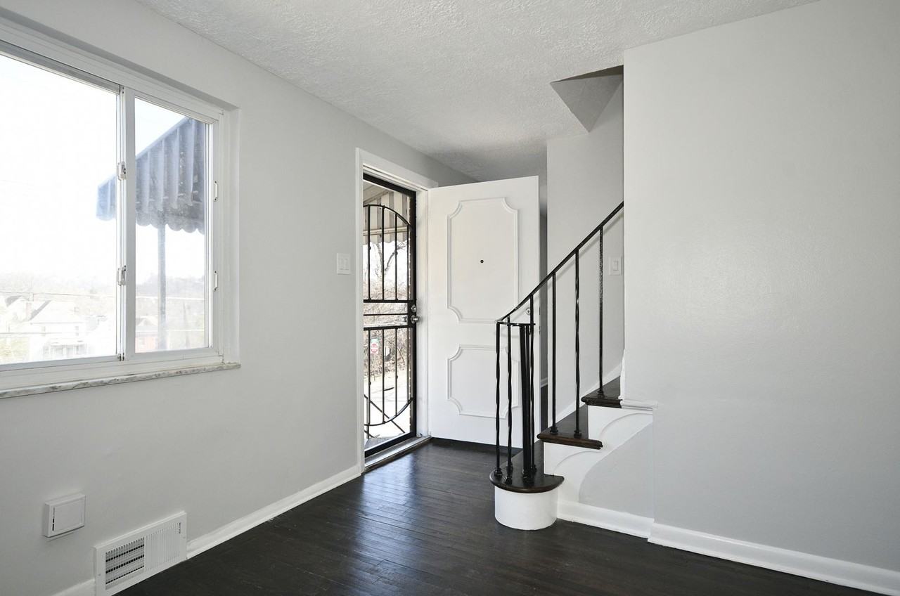 1605 Mill St - Photo 3 of 27