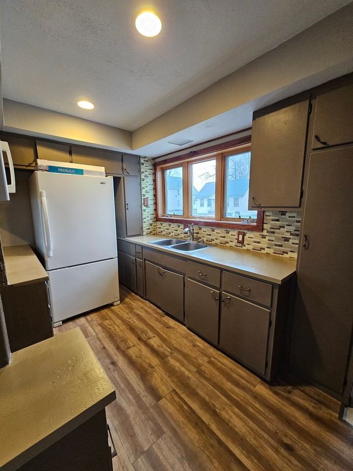 1542 W 16th St - Photo 3 of 14