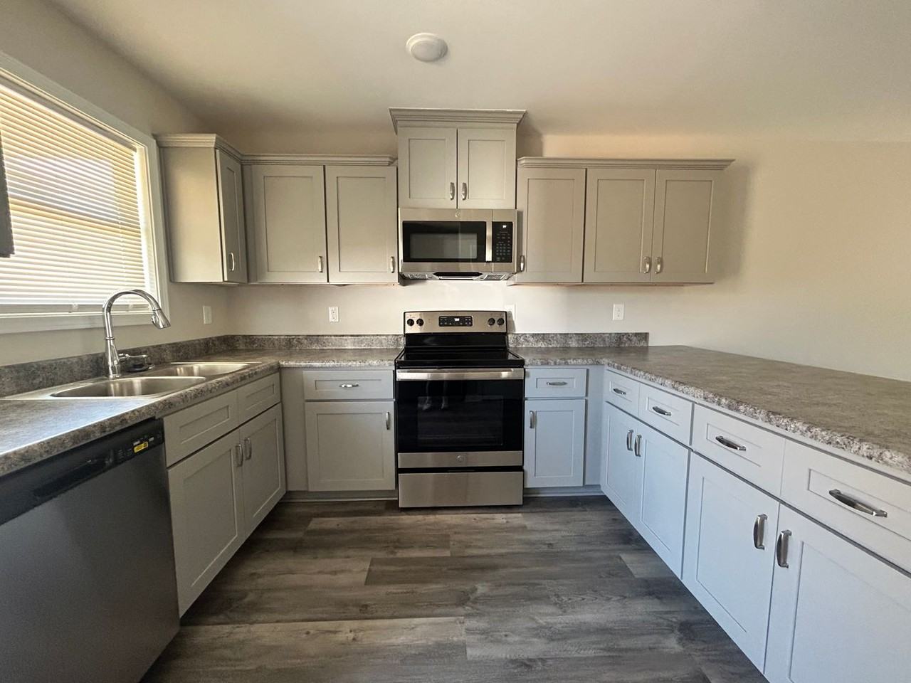 529 31st Ave E - Photo 3 of 21