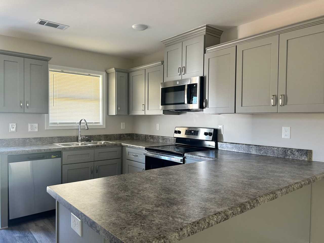 529 31st Ave E - Photo 4 of 21