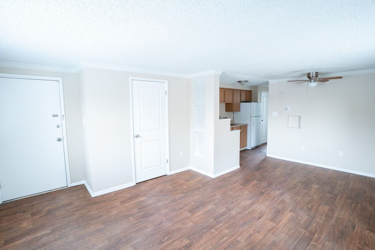 Knollwood and Tanglewood Apartments - Photo 3 of 36