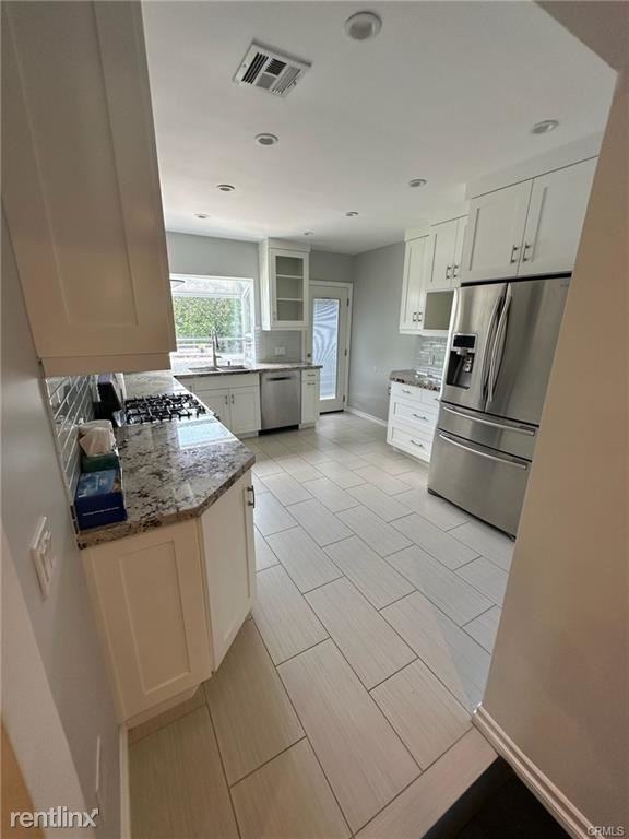 5752 Newcastle Ave - Photo 3 of 15