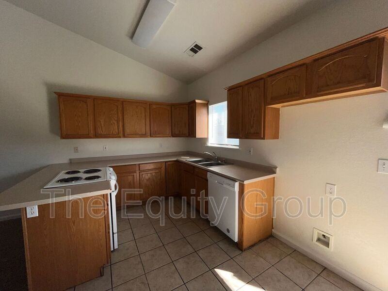 2922 S Sallee Ct - Photo 3 of 9
