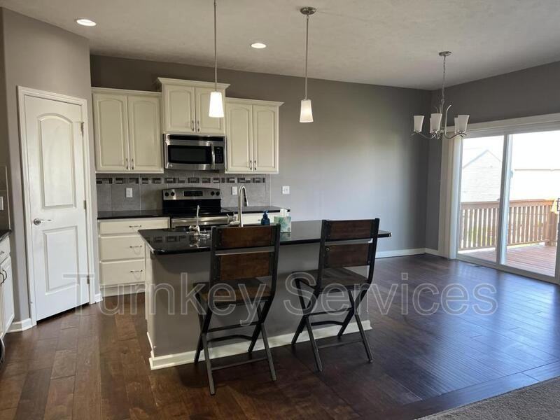 10609 S 111th St - Photo 3 of 20
