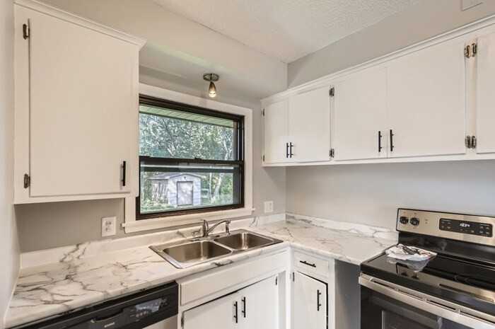 1233 Hall Ave - Photo 2 of 18