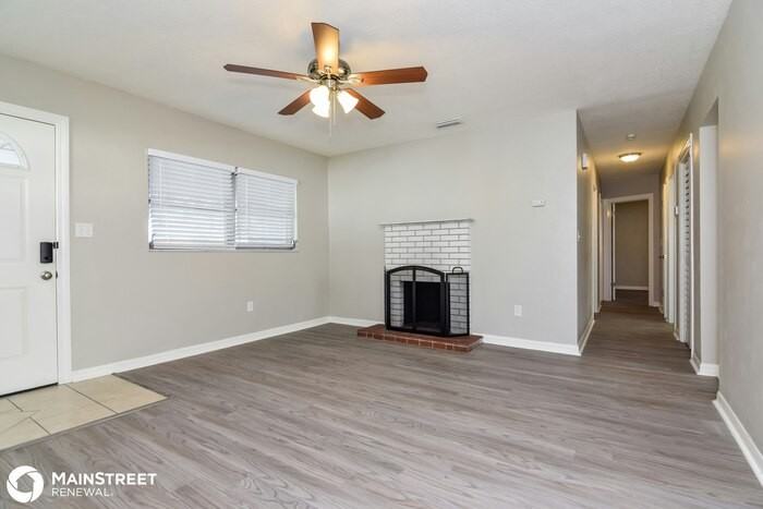 3211 Carleton Cir W - Photo 3 of 16