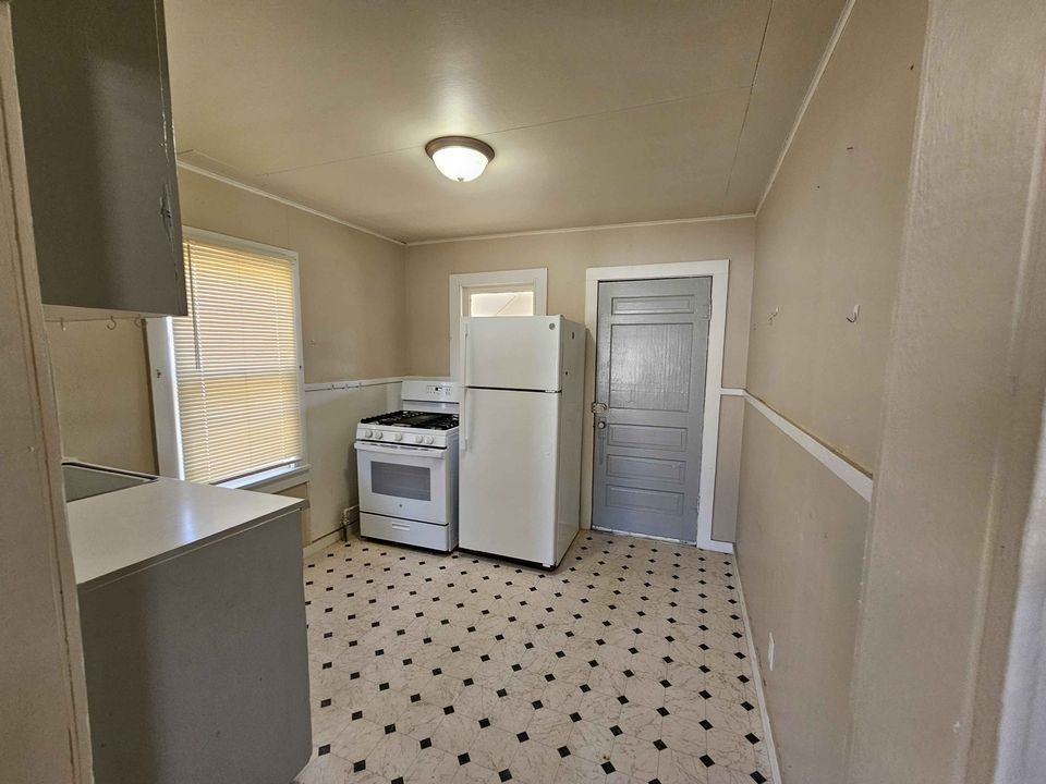 1301 Avenue A - Photo 2 of 5