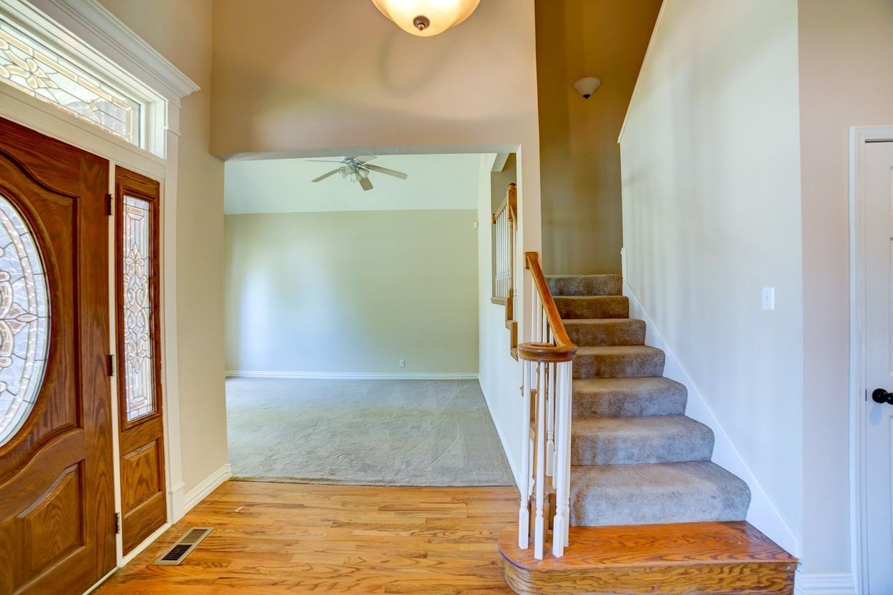 10119 S College Pl - Photo 3 of 37